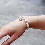 Bracelet Éléphant Perle Transparente sur un poignet