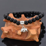 Bracelet Perle Éléphant Noir sur un présentoir